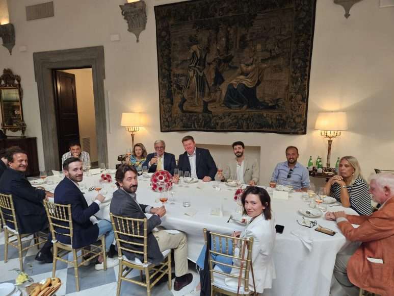 AL CENTRO IL DOTT SILVANO BRESCIANINI socio della Barone Pizzini e presidente del Consorzio Franciacorta