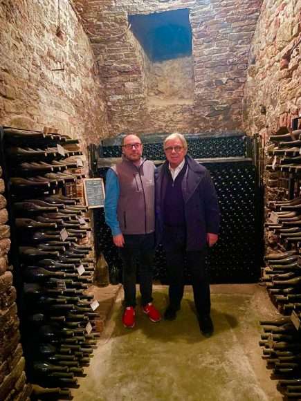 IMG-20240227-WA0010 VECCHIE ANNATE DEL CASTELLO DI VERDUNO A SINISTRA IL SOMMELIER FABIO CESTE E PAOLO BARACCHINO