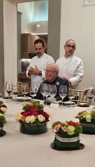 GLI CHEFS ALESSANDRO DELLA TOMMASINA E RICCARDO MONDO DIETRO GIANNI MERCATALI
