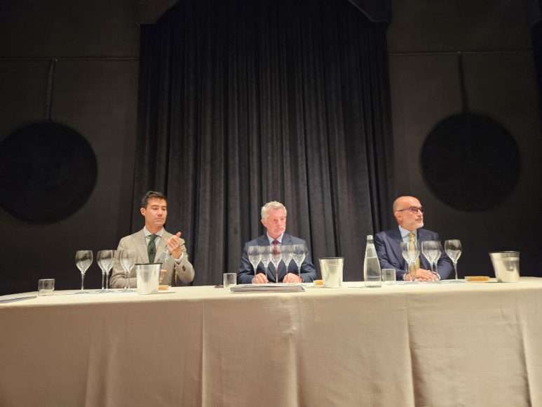 da sinistra Master of wine Gabriele Gorelli, Didier Depond e Giacolino Gilardino